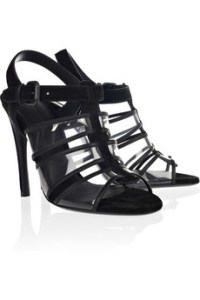 Zapatos y prendas transparentes, pero que no rebelan mucho.